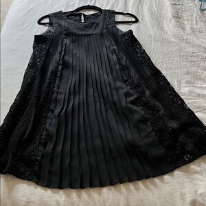 Doe & Rae Black Center Pleated Sides Lace Sleeveless Dress Size S